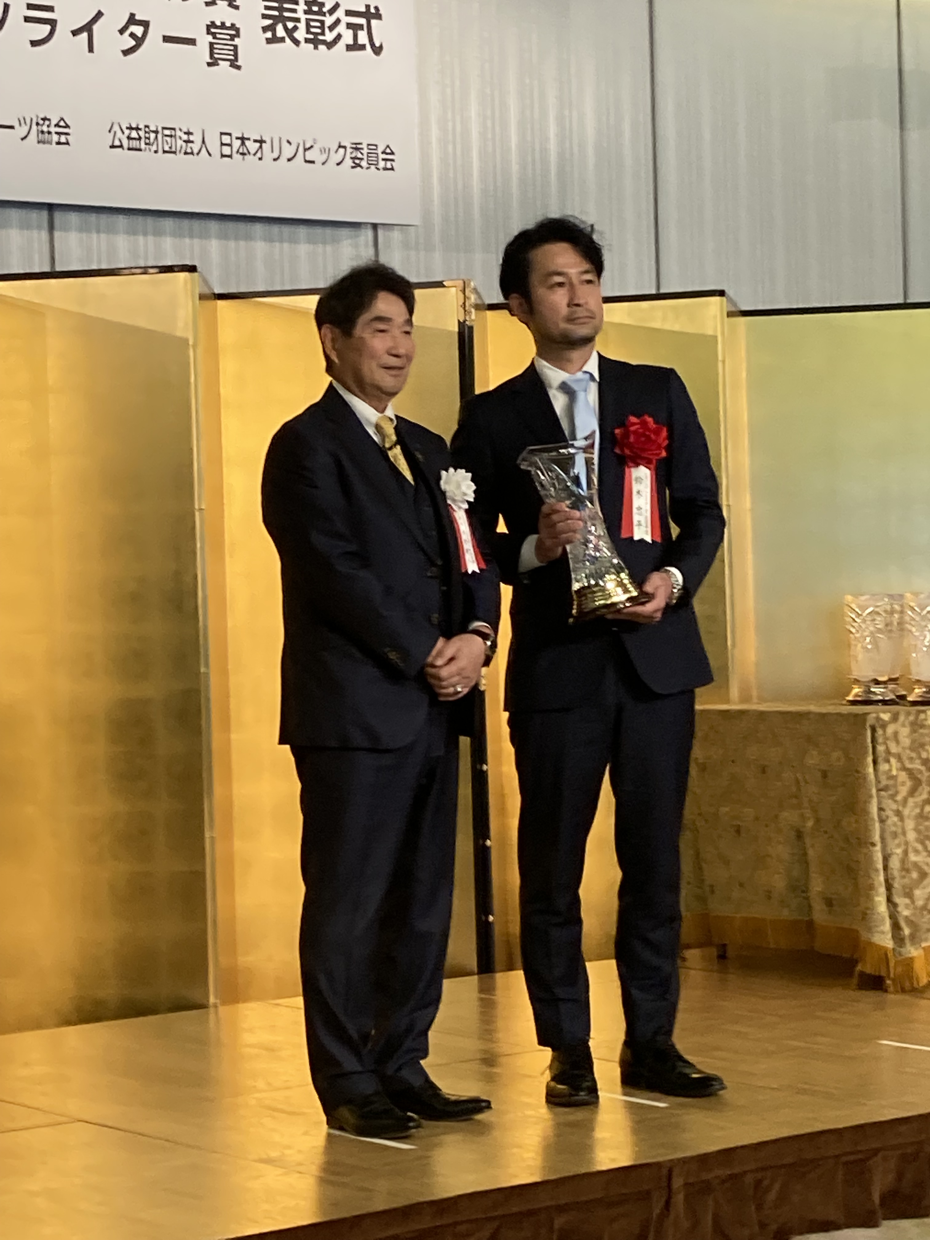 嫌われた監督 落合博満は中日をどう変えたのか 本日 21年度 ミズノ スポーツライター賞 表彰式が行われ ミズノスポーツ 振興財団 水野明人会長から鈴木忠平さんに最優秀賞のトロフィーが授与されました 応援してくださいました皆様 ありがとうご