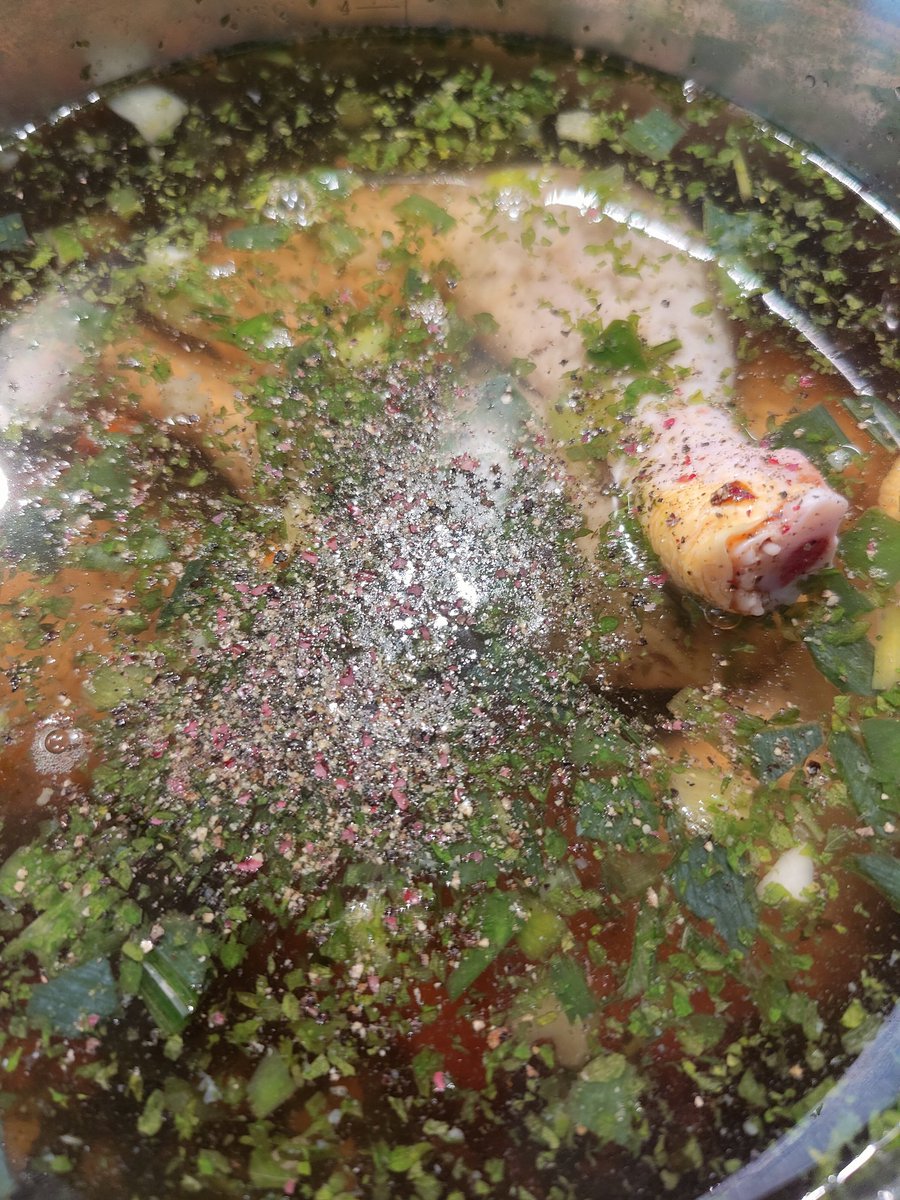 Eine gute Hühnersuppe kochen ist Standard, wenn wir krank sind.