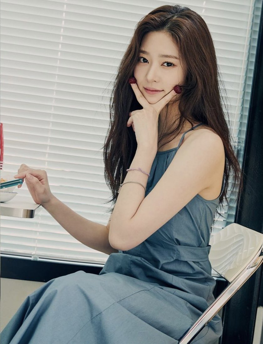 KIMMINJU_TH's tweet photo. นี่แค่ออเดิร์ฟ พรุ่งนี้เตรียมใจพร้อมรับความฮอตกันได้เลยค่ะ🔥 https://t.co/qqY7lF0pD6