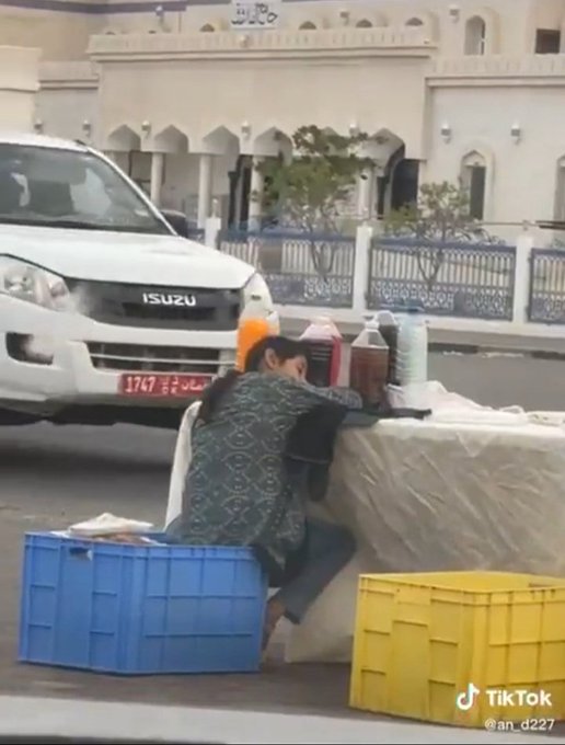 نعتذر منك نحن فشلنا وأوصلناك لتنامي على طاولة في الطريق، بينما الأولى أن تنامي على فراشك وتتوسدي كتابك لتدرسي..

 هل سنسمع هكذا تصريح من مسؤل؟
 
 الصورة مؤلمة جدا

#رمضان #التنمية_الاجتماعية