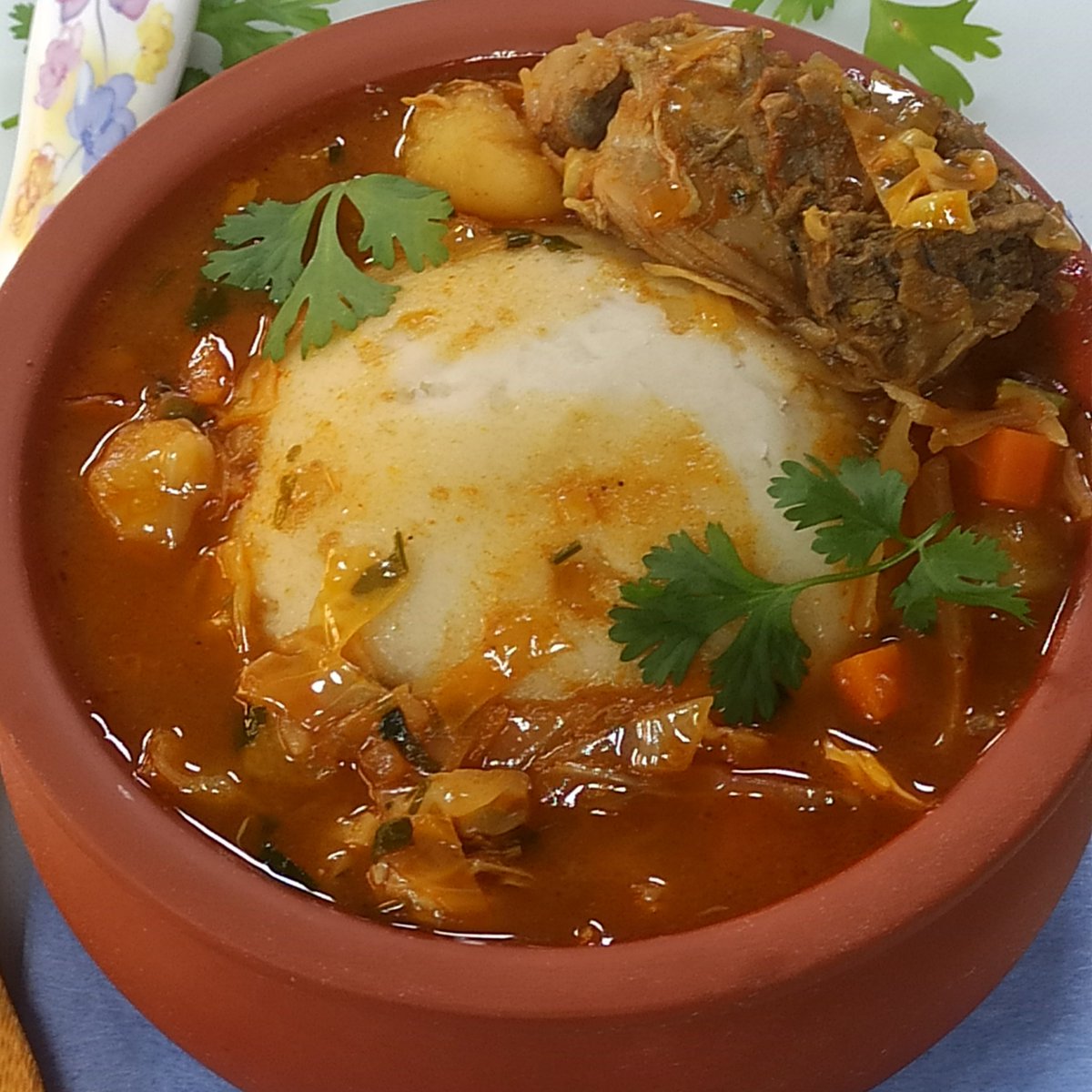 AaronWilliamss6's tweet photo. How to make Lafun! Lafun also called white Amala (cassava flour fufu) is Nigerian swallow made with Cassava flour. It is eaten with soups like Ewedu, Okro Soup, and other delicious Nigerian soups https://t.co/uFtsyWN3BA