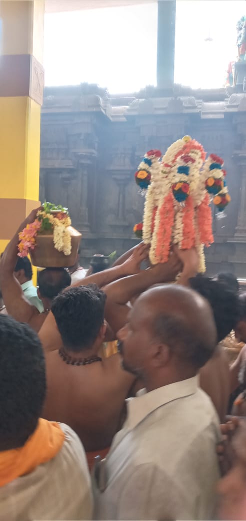 Prathayangira's tweet photo. தேனி அருகே உள்ள வீரபாண்டி கௌமாரியம்மன் கோவில் சித்திரை திருவிழா ஆரம்பம் இந்த திருவிழாவிற்கான கொடியேற்றம் ஏப்ரல் 19ம் தேதியும்  (செவ்வாய்க்கிழமை), 20ம் தேதி (புதன்கிழமை) கம்பம் நடும் விழாவும் நடைபெற்றது #veerapandi https://t.co/P1tyhzysD7