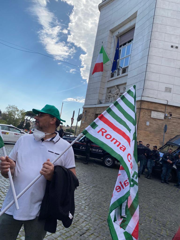 cislfproma's tweet photo. 📷🔴🟢🔵 @Aifa_ufficiale  Agenzia Italiana del Farmaco, oggi il presidio #CgilCislUil sotto il @MinisteroSalute: serve parità di trattamento per la #dirigenza sanitaria #Aifa”

#ilmiolavorovale https://t.co/f3oYyuZ6z6