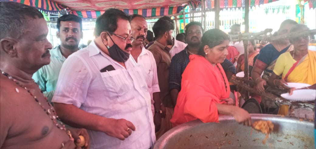 Prathayangira's tweet photo. தேனி அருகே உள்ள வீரபாண்டி கௌமாரியம்மன் கோவில் சித்திரை திருவிழா ஆரம்பம் இந்த திருவிழாவிற்கான கொடியேற்றம் ஏப்ரல் 19ம் தேதியும்  (செவ்வாய்க்கிழமை), 20ம் தேதி (புதன்கிழமை) கம்பம் நடும் விழாவும் நடைபெற்றது #veerapandi https://t.co/P1tyhzysD7