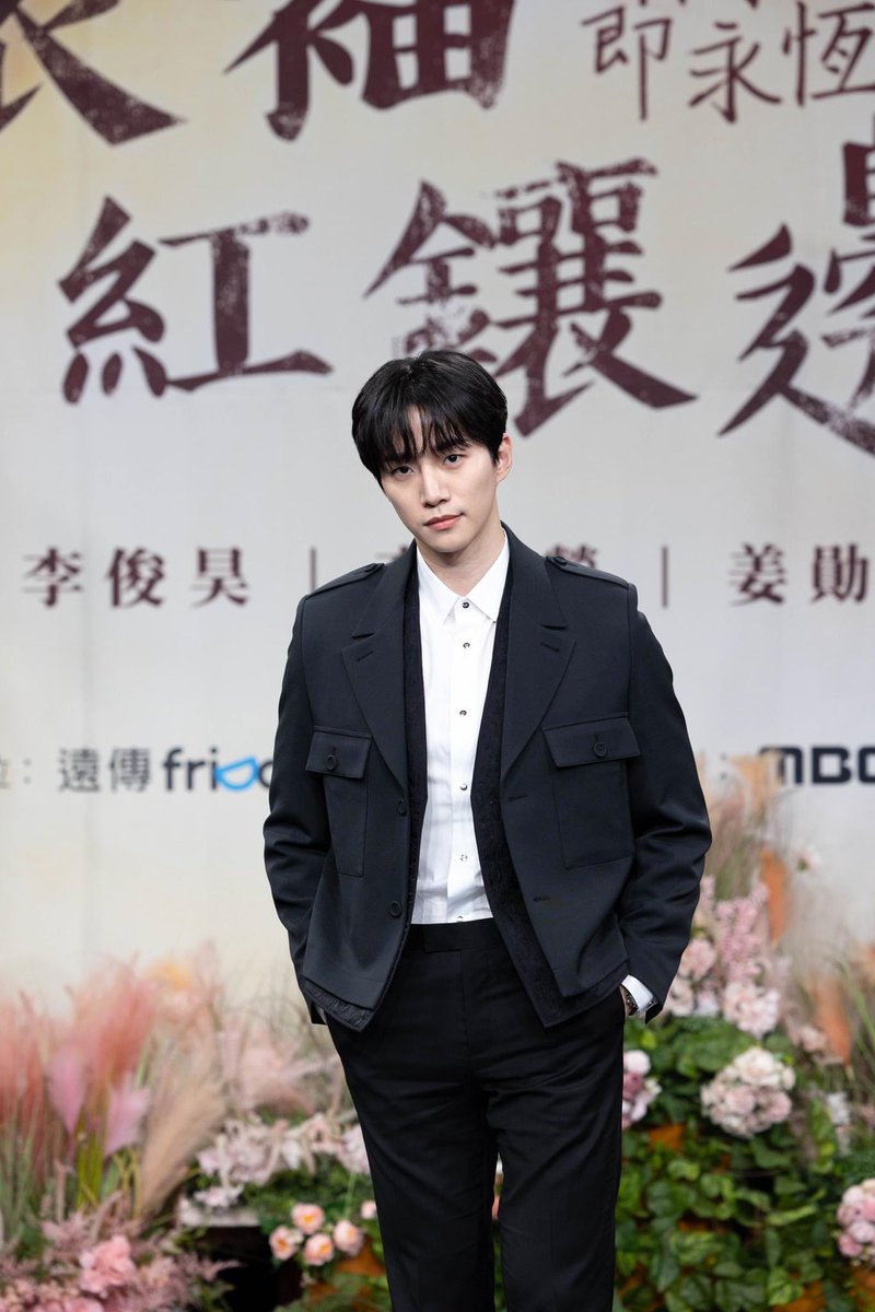 JU7NHO's tweet photo. Black has become my mainstay and i come with a simplicity that does not make my charm lessen. I valiantly tried to put together dazzling poses without any awkwardness creeping up inside of me. https://t.co/w69U8yU9d9