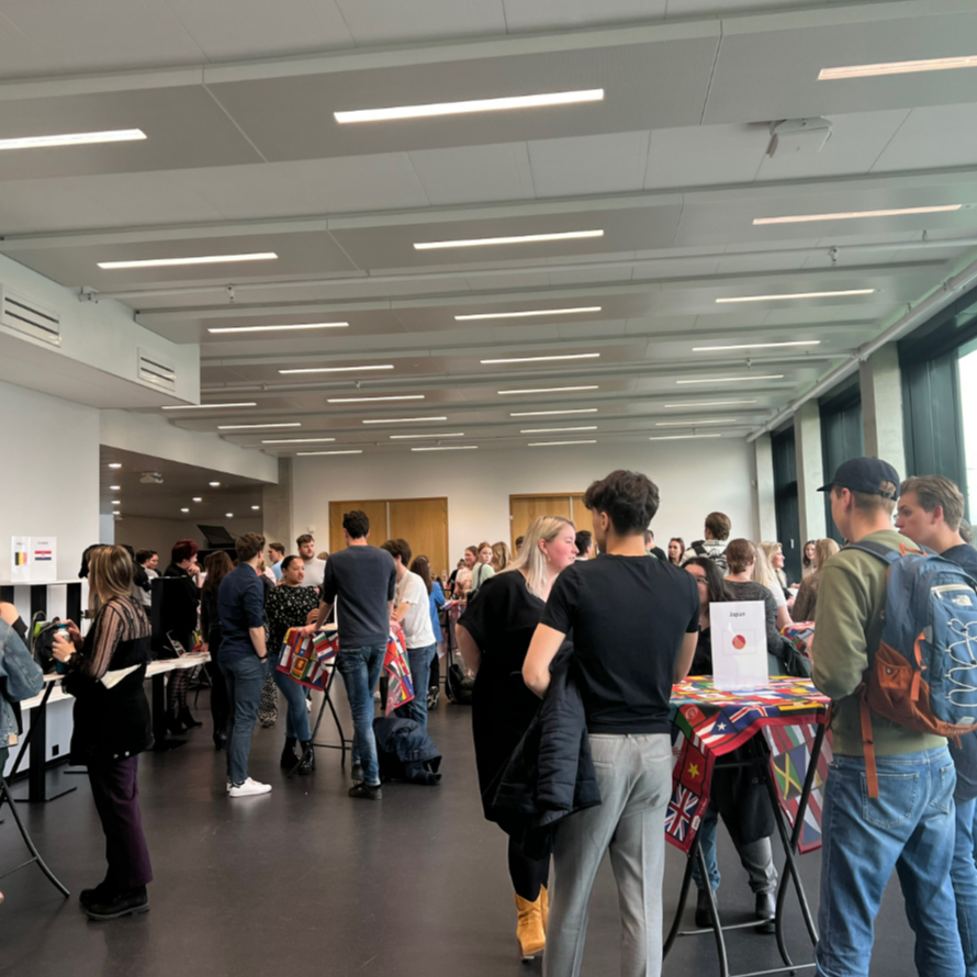 Op 12 april vond de Ready 4 Take Off: Meet &amp; Greet plaats. De Meet &amp; Greet was er om studenten die volgend jaar naar het buitenland gaan, met elkaar in contact te brengen. Zo ben je niet helemaal alleen in het buitenland.