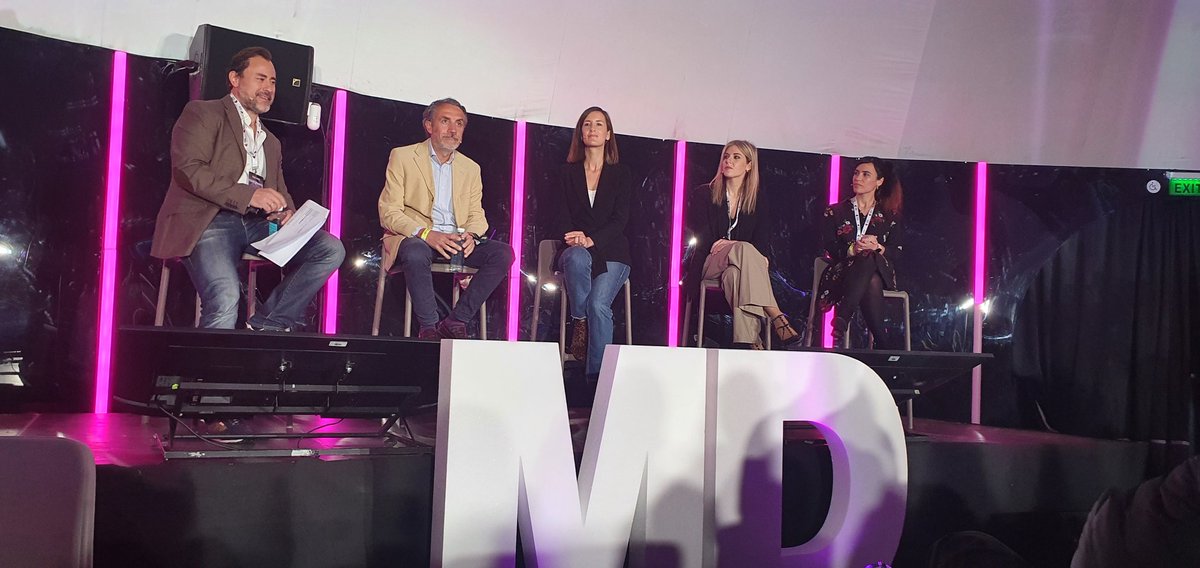 RaquelAlonsoRo's tweet photo. #conectados22 estamos en una nueva era??? Millones de datos, usuarios multidispositivos, conectividad total... https://t.co/mGkFOL77KK