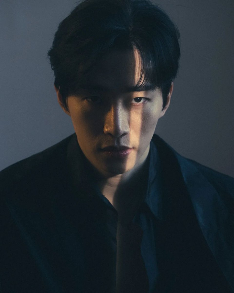 JU7NHO's tweet photo. L’officiel occupied its throne perfectly, trying to take the perfect shot in the enveloping darkness. My jaw clenched to emphasize how i appeared with such stupendous majesty to make you flabbergasted. https://t.co/yxlyh6SjWo