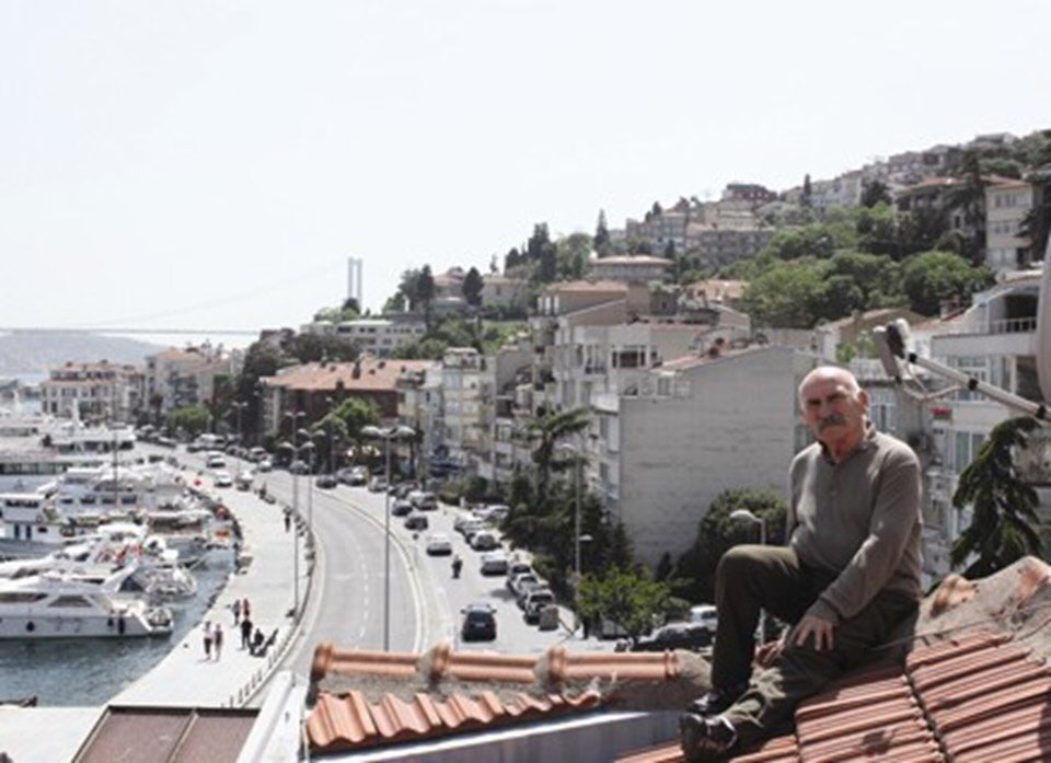 1967-2011; Tuncel Kurtiz, Arnavutköy'deki evinin çatısında.