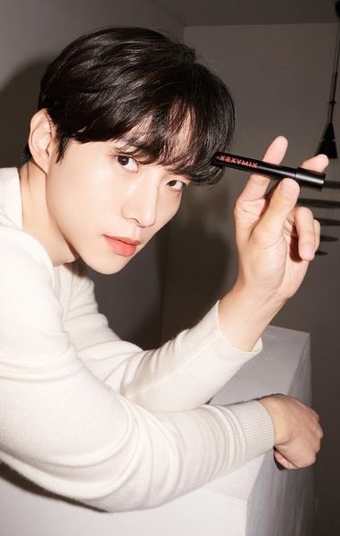 JU7NHO's tweet photo. In a dimly lit room, i emerge with the simplicity that now envelops me. With the help of divine lustrous, i started to shine while holding some makeup which i definitely recommend to use in a simple way. https://t.co/HlTF0H6QIy