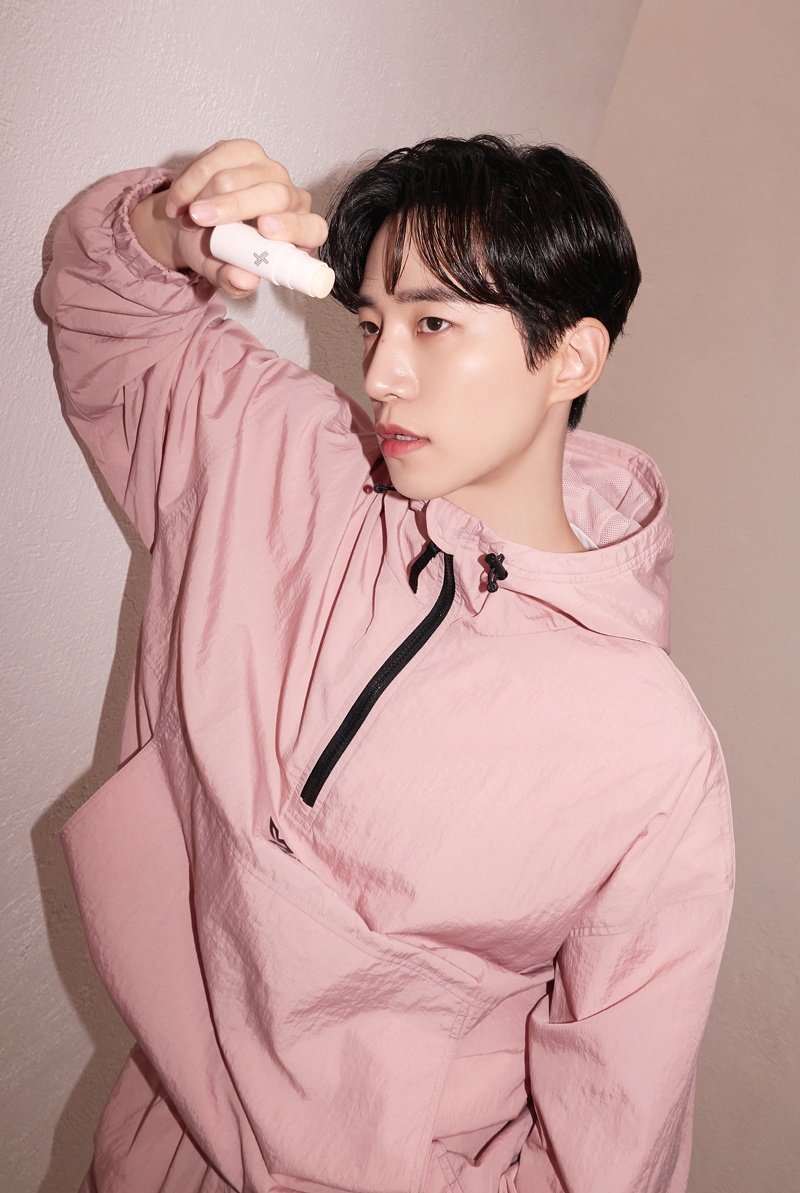 JU7NHO's tweet photo. The blossom jacket certainly makes me more refreshing, so i amplify my stern, fierce facial expression with immeasurable enrapture. Now i’m holding a lipbalm that will keep you moisturised all the time. https://t.co/sWbo5yLd5f