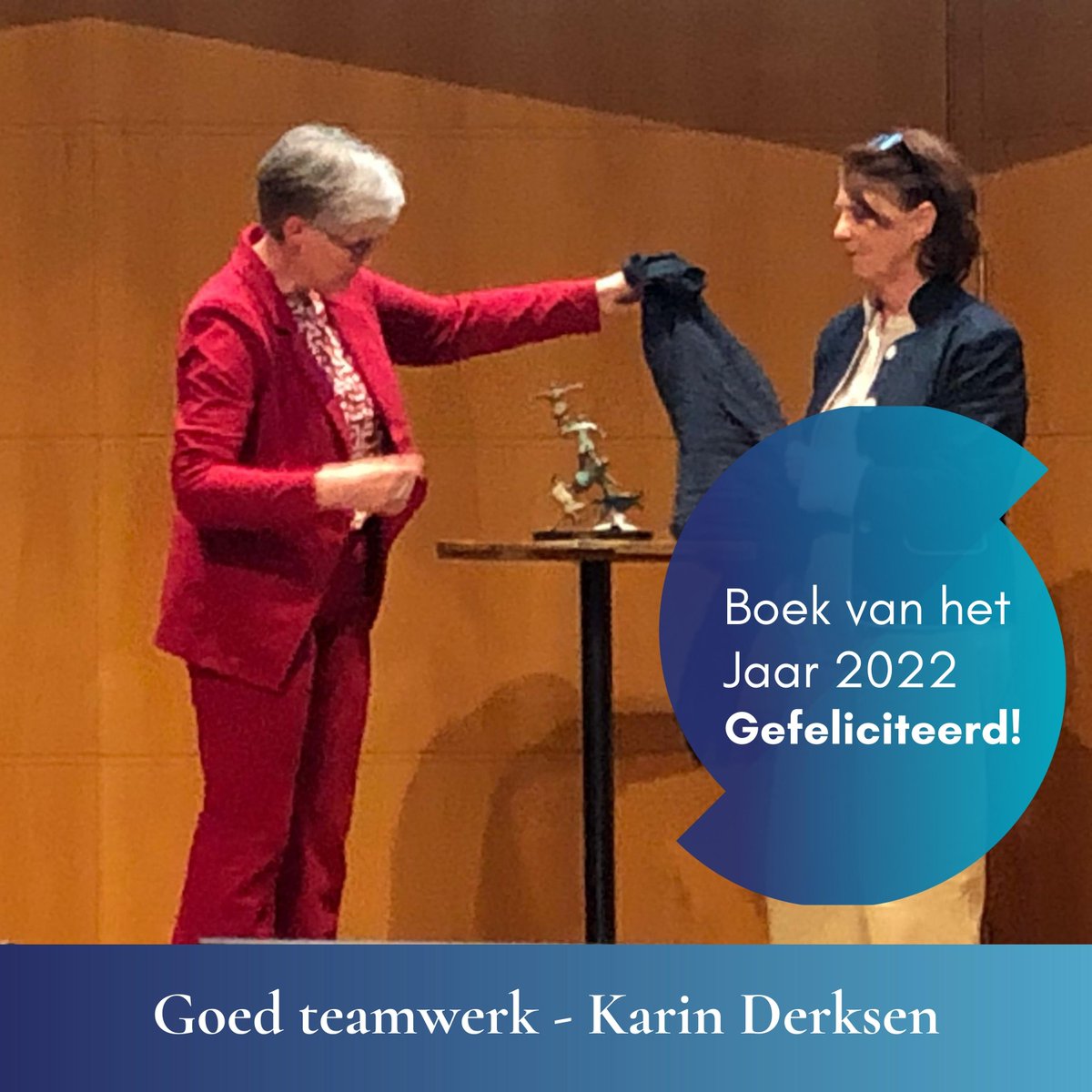 🎉𝐄𝐧 𝐝𝐞 𝐰𝐢𝐧𝐧𝐚𝐚𝐫 𝐯𝐚𝐧 '𝐁𝐨𝐞𝐤 𝐯𝐚𝐧 𝐡𝐞𝐭 𝐉𝐚𝐚𝐫' 𝐢𝐬... 
<a href="/DerksenK/">Karin Derksen</a> met '𝐆𝐨𝐞𝐝 𝐭𝐞𝐚𝐦𝐰𝐞𝐫𝐤'! Gisteren mocht Karin Derksen tijdens Boek&amp;Festival de titel en een beeld, speciaal bij het boek gemaakt, van Hans Kuyper in ontvangst nemen. Gefeliciteerd!