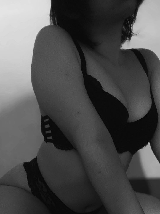ValinFlavie's tweet photo. 🕊J’adore prendre des poses pour qu on puisse voir mes formes 😍 https://t.co/V63OEtUrU4