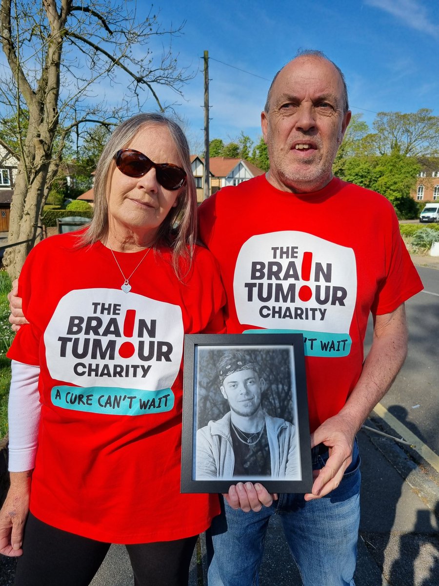samholdertv's tweet photo. Susan and Kevin's son Daniel died from brain cancer.

They live nearby and wanted to come and show support for Tom Parker's family. 

@itvlondon https://t.co/51zHEM669M