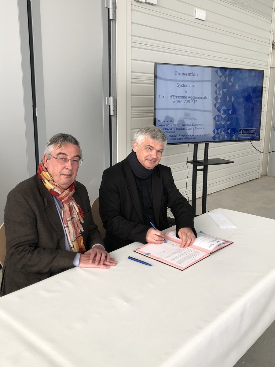 KarinejacqS's tweet photo. Signature ce matin de la convention entre @Pole_Systematic @jeanlucbeylat et @CoeurEssonne #EricBraive @FredPetitta et @labase217 #SylvainTanguy pour la gestion des espaces de vol et l’animation de la filière #Drones sur le territoire. Beaucoup de monde au Modul’Air ! https://t.co/W0CMkoWQ3E
