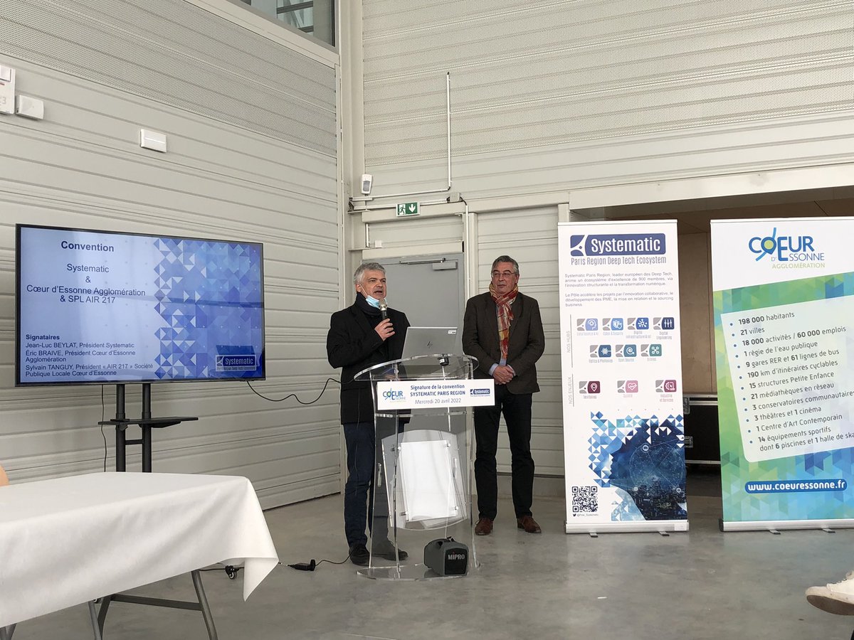 KarinejacqS's tweet photo. Signature ce matin de la convention entre @Pole_Systematic @jeanlucbeylat et @CoeurEssonne #EricBraive @FredPetitta et @labase217 #SylvainTanguy pour la gestion des espaces de vol et l’animation de la filière #Drones sur le territoire. Beaucoup de monde au Modul’Air ! https://t.co/W0CMkoWQ3E