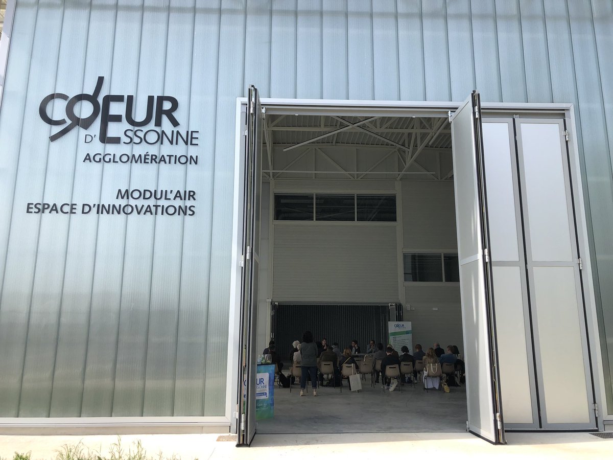 KarinejacqS's tweet photo. Signature ce matin de la convention entre @Pole_Systematic @jeanlucbeylat et @CoeurEssonne #EricBraive @FredPetitta et @labase217 #SylvainTanguy pour la gestion des espaces de vol et l’animation de la filière #Drones sur le territoire. Beaucoup de monde au Modul’Air ! https://t.co/W0CMkoWQ3E