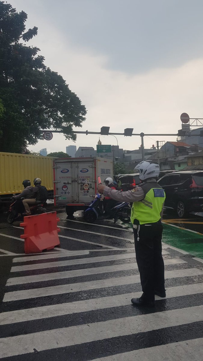 RadioElshinta's tweet photo. 16.36: RT @TMCPoldaMetro: Situasi arus lalu lintas di Traffic Light Biak Jakpus menuju arah Tomang terpantau padat.
#ElshintaNetwork
https://t.co/kjBbzzudB1