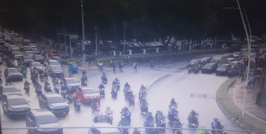 RadioElshinta's tweet photo. 16.49: RT @TMCPoldaMetro: Situasi arus lalu lintas di Traffic Light Tugu Tani Jakpus menuju arah Kwitang terpantau padat.
#ElshintaNetwork https://t.co/8mlFKV7QmM