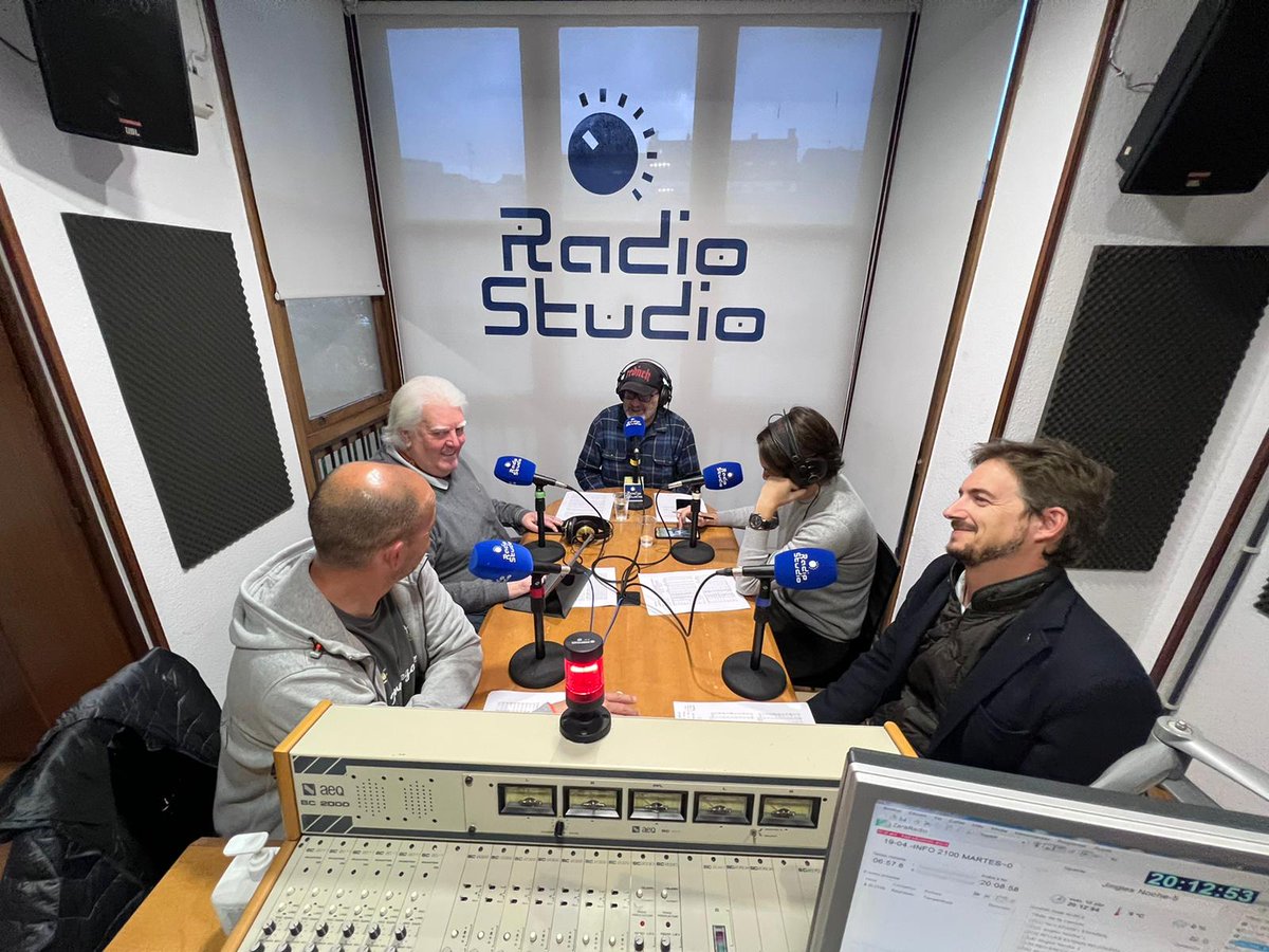 🏀 #StudioDeportivo de ayer con tertulia del @GrupoAlegaCBT

💪 Analizamos el partido del domingo y el último paso en el Trueba

📸 Con Manu Gómez, Miguel Bonnardeux, Manolo Gómez y <a href="/VanVazquez_18/">Dani Vázquez</a>

👇go.ivoox.com/rf/85951707