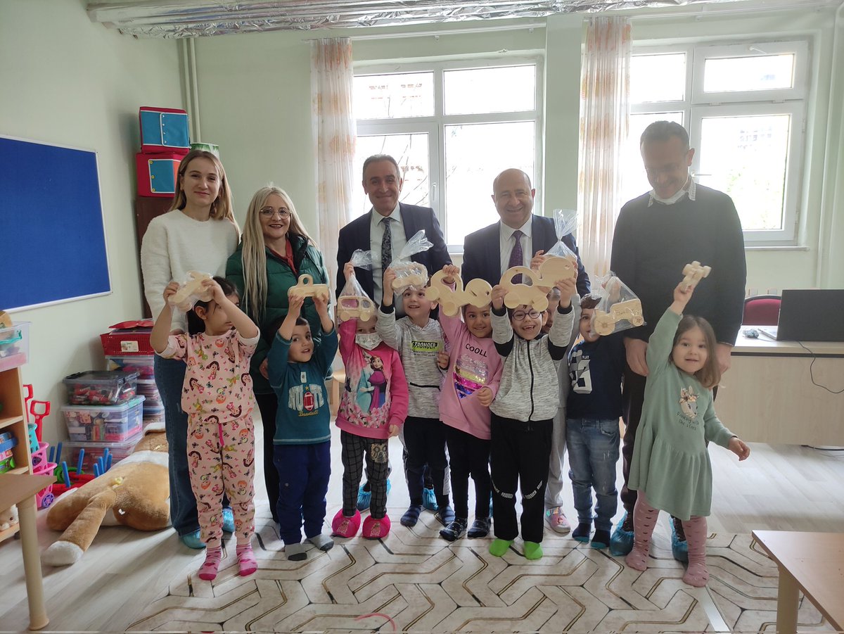 İlçe Millî Eğitim Müdürümüz Sn. Arif ÇOPUR, 23 Nisan haftası etkinlikleri kapsamında Halk Eğitimi Merkezi bünyesindeki Ahşap Atölyesinde tamamen atık malzemelerden üretilen oyuncakları İlçemizdeki okul öncesi öğrencilerimize dağıttı.

<a href="/tcmeb/">Millî Eğitim Bakanlığı</a> <a href="/sdulger43/">Sabahattin DÜLGER</a> <a href="/YLDZercan1957/">Ercan Yıldız🇹🇷</a> <a href="/rifcopur/">Arif Çopur</a>