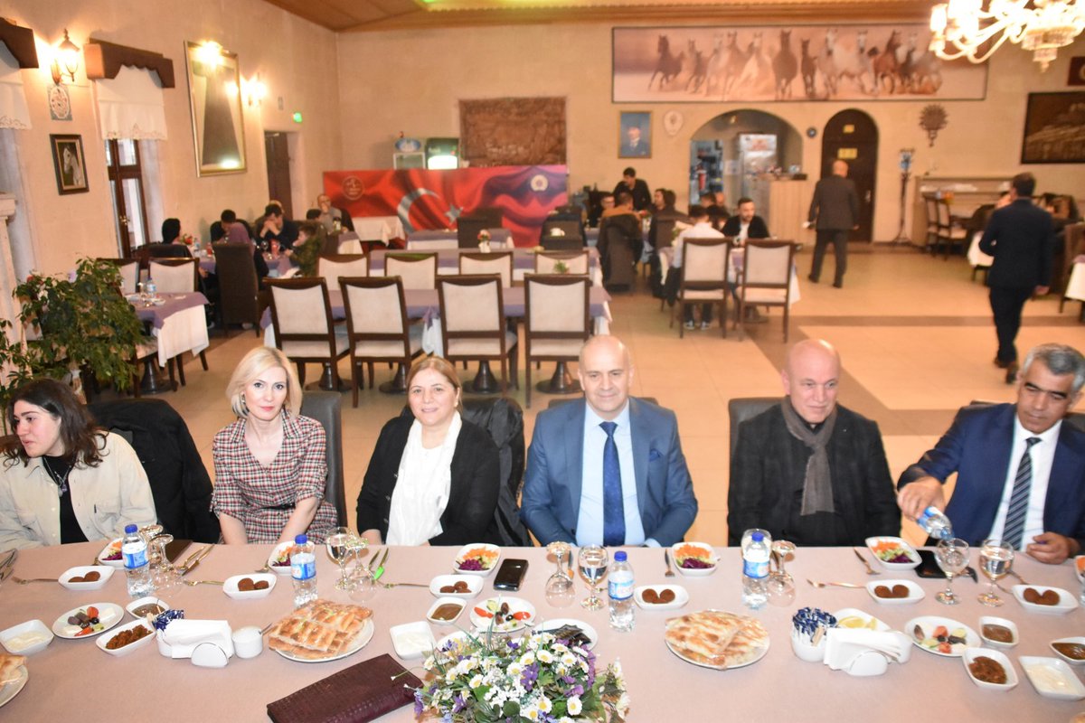 nevsehiremniyet's tweet photo. İl Emniyet Müdürümüz @mehmetartunay    ve eşi Nevşehir Polis Eşleri Derneği @PolisEsleri_50 Başkanı Seçgin ARTUNAY,  Müdür Yardımcıları ve Birim Amirlerinin katılımı ile @TopuzluHan   Restoran’ta iftar yemeğinde bir araya geldi.
#GüvenliŞehirNevşehir https://t.co/MZNrOtMRgU