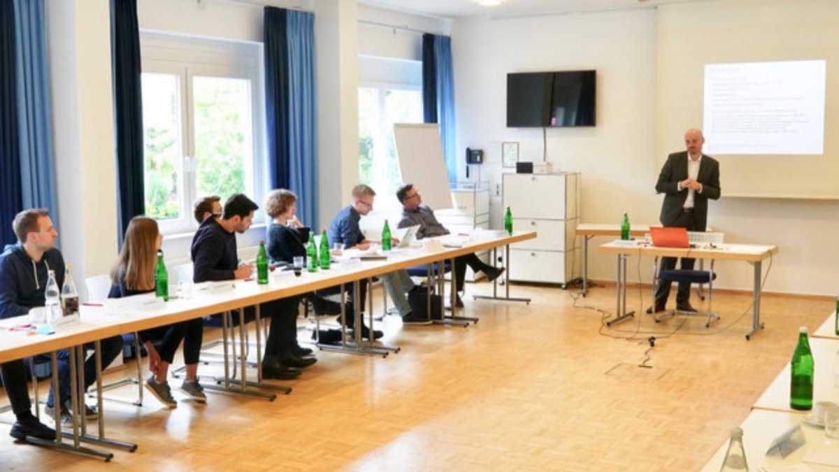 The annual seminar "Dialog junge Wissenschaft und Praxis" from <a href="/Iwp_Uni_Koeln/">IWP Uni Köln</a>  in the summer semester is dedicated to the topic of #Migration this year. Discuss a current economic policy! 
More information and registration here 
👉uni.koeln/HF8K3