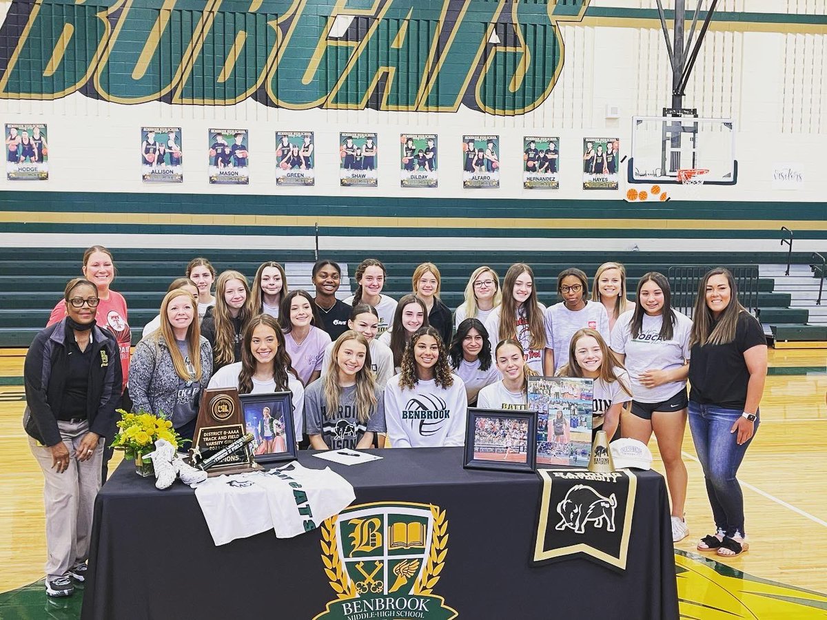 Bailey_Watson02's tweet photo. I’m so excited and blessed to announce my commitment to run track at Harding University! Thank you Coach Hood for giving me this opportunity, all of my coaches for pushing me get to where I am today and everyone else who has supported me.💕 Can’t wait to be a bison! https://t.co/AqwUlGpnt9