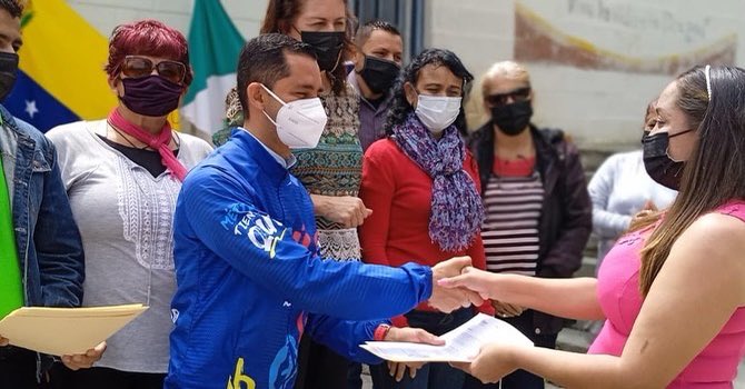 meridaalcaldia's tweet photo. Junto a la Gobernación y dirección de Educación 

El alcalde @jesusaraque21 Acompaña en la acreditación de cinco directores y directoras de escuelas estadales en la parroquia Jacinto plaza. 

Recuperando nuestros espacios educativos junto al poder popular

#méridaciudadderetos https://t.co/KRfOdR7sA5