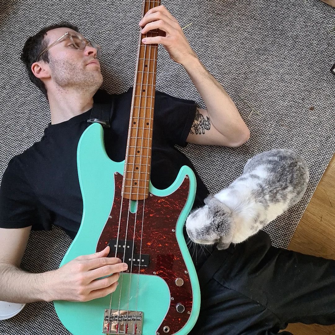 sireusaofficial's tweet photo. What’s the greatest trick you’ve performed with your gear? How about playing while lying on the floor (not to mention there’s a cute bunny stealing your attention)?q

#SireFTW #SireP5 #MarcusMiller

Thanks to @jonnydibble

https://t.co/PvK9MS5aMf https://t.co/gXJzARfGaL