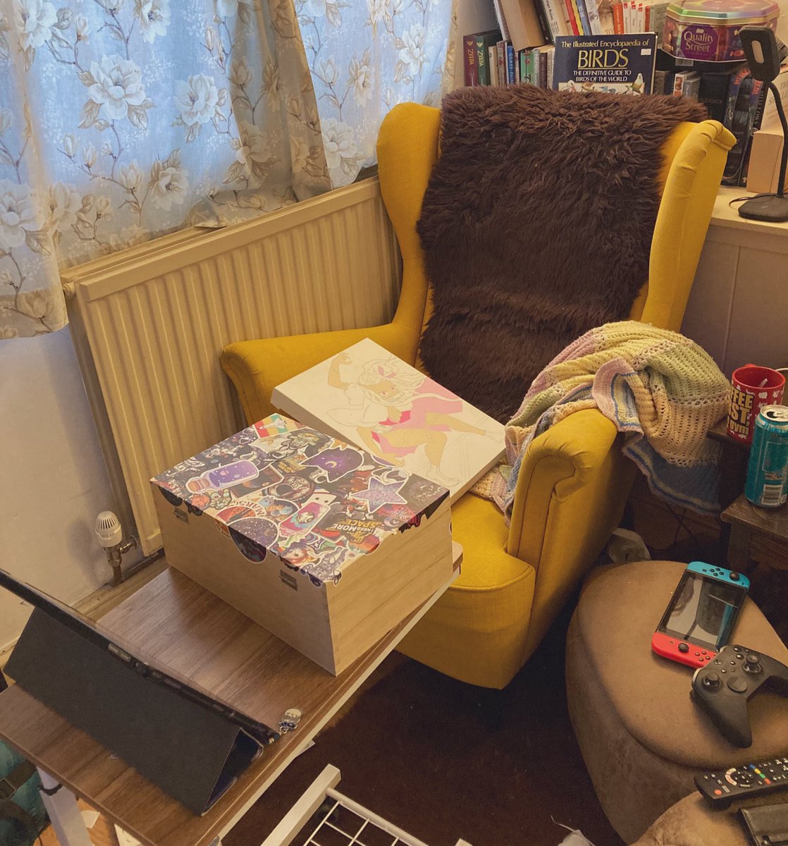 Asha_Sketchum's tweet photo. Think I might spend some time this weekend actually sorting out a space to paint rather than doing it curled up in my chair. #tinyhouseproblems #workspace #cottage https://t.co/yaAZBHg0eM