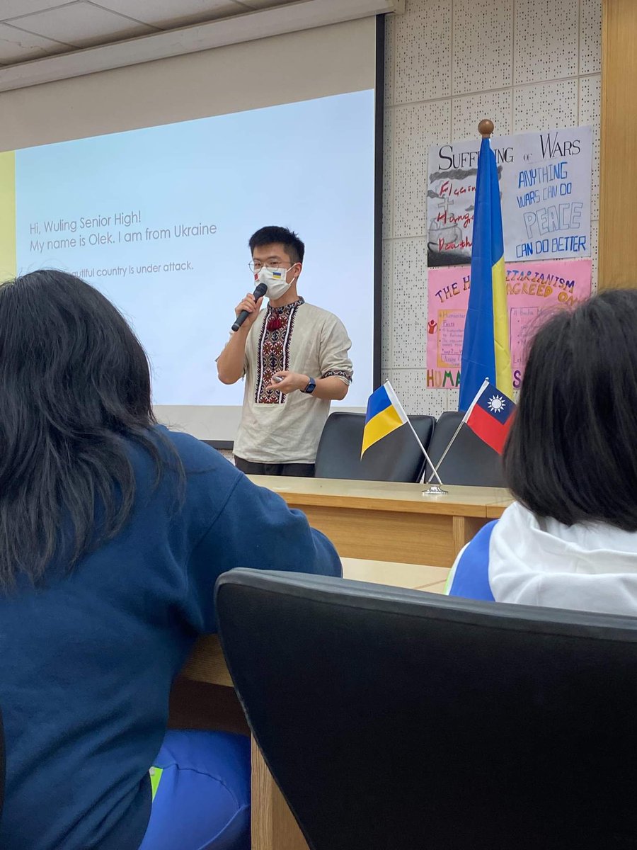 joshiunn's tweet image. In Feb, I told my school teacher in #Taiwan that they should invite @olekshyn for a talk, thinking that kids know not enough bout #Ukraine. Today, when Olek turned up, he's welcomed w/ #StandsWithUkraine posters, all made by the Taiwanese students who feel strongly about Ukraine.