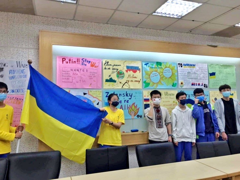 joshiunn's tweet image. In Feb, I told my school teacher in #Taiwan that they should invite @olekshyn for a talk, thinking that kids know not enough bout #Ukraine. Today, when Olek turned up, he's welcomed w/ #StandsWithUkraine posters, all made by the Taiwanese students who feel strongly about Ukraine.