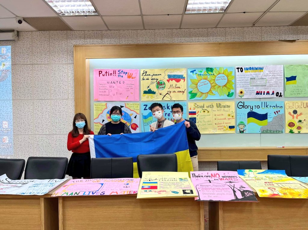 joshiunn's tweet image. In Feb, I told my school teacher in #Taiwan that they should invite @olekshyn for a talk, thinking that kids know not enough bout #Ukraine. Today, when Olek turned up, he's welcomed w/ #StandsWithUkraine posters, all made by the Taiwanese students who feel strongly about Ukraine.