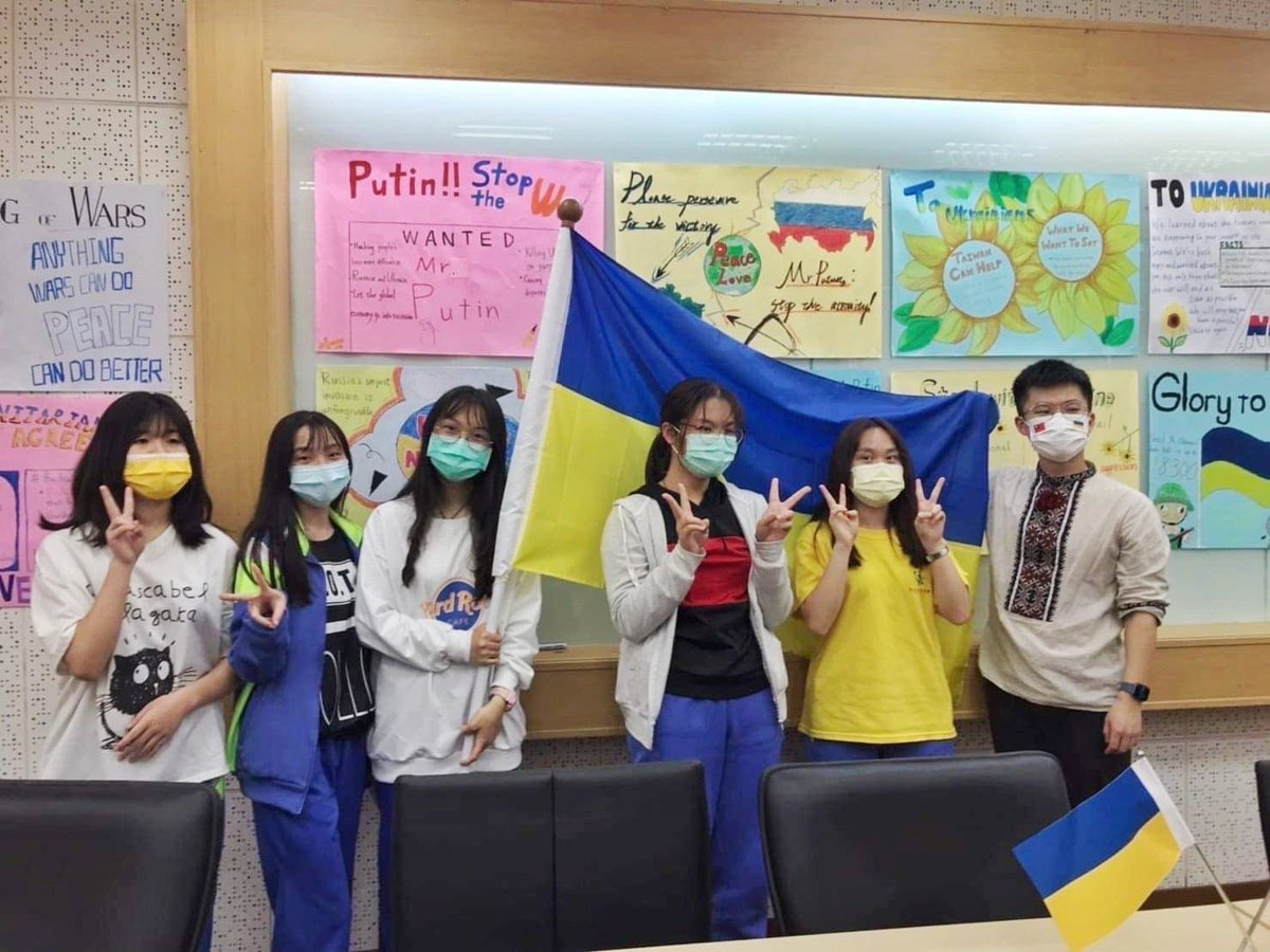 joshiunn's tweet image. In Feb, I told my school teacher in #Taiwan that they should invite @olekshyn for a talk, thinking that kids know not enough bout #Ukraine. Today, when Olek turned up, he's welcomed w/ #StandsWithUkraine posters, all made by the Taiwanese students who feel strongly about Ukraine.