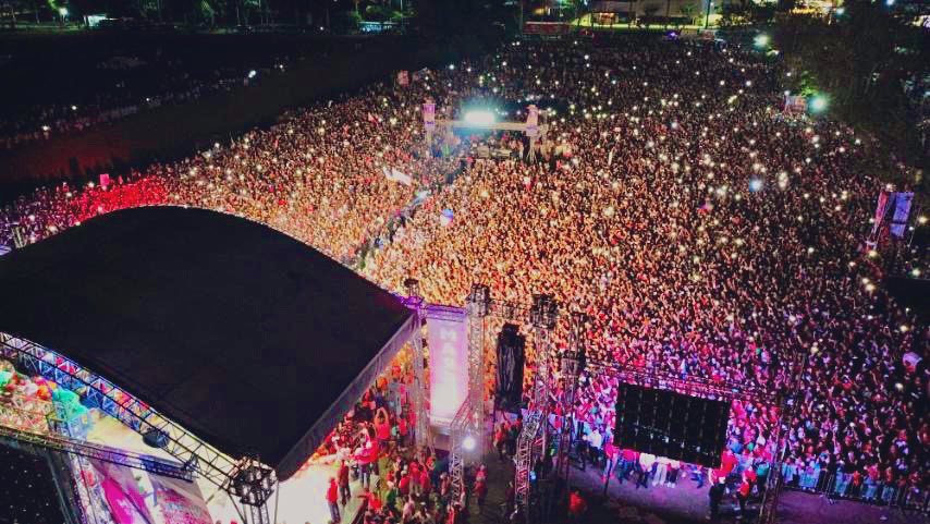 MJ__Mondejar's tweet photo. LOOK: The UniTeam crowd of @bongbongmarcos and @indaysara during their grand rally in Lipa City Batangas. | @smninews @DZAR1026 

📸: Lakas-CMD Media https://t.co/fyfU2O1p3m