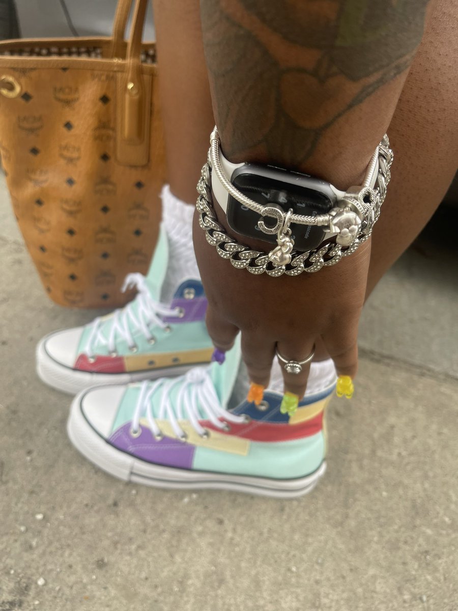 theebratjahy's tweet photo. girl dont talk to me , my purse cost more than your rent ππ #SimpleEaster https://t.co/9Jc7xxKOTS