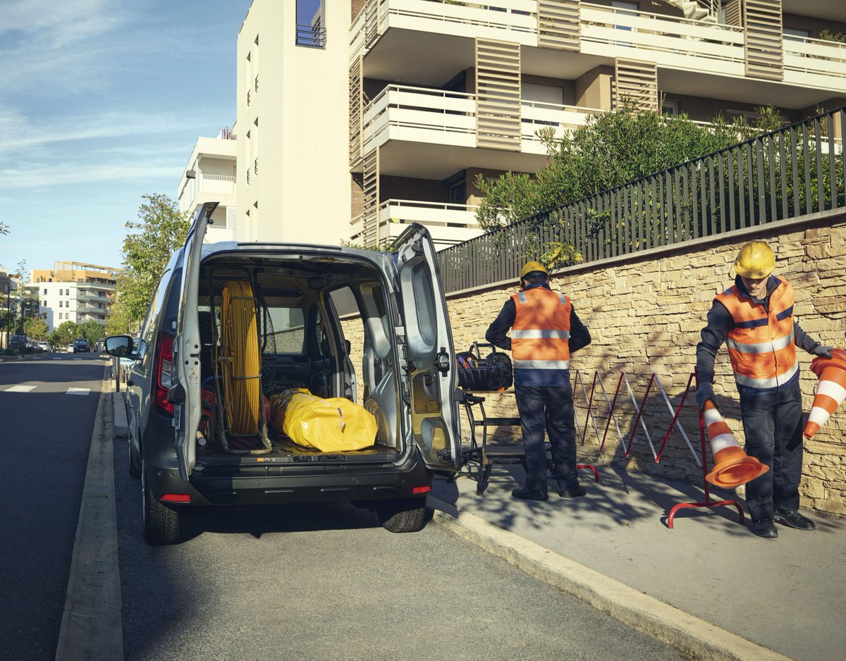RenaultGroupDE's tweet photo. 3⃣,3⃣ bis 3⃣,7⃣ Kubikmeter Volumen: das Frachtabteil des #RenaultEXPRESS gehört zu den größten in seiner Klasse. Die Ladelänge in dem #Kompakttransporter beträgt 1,91 Meter und lässt sich in der Ausstattung Extra auf bis zu 2,36 Meter erweitern. https://t.co/zA8YaAXSHP https://t.co/IUWX4fvYc3