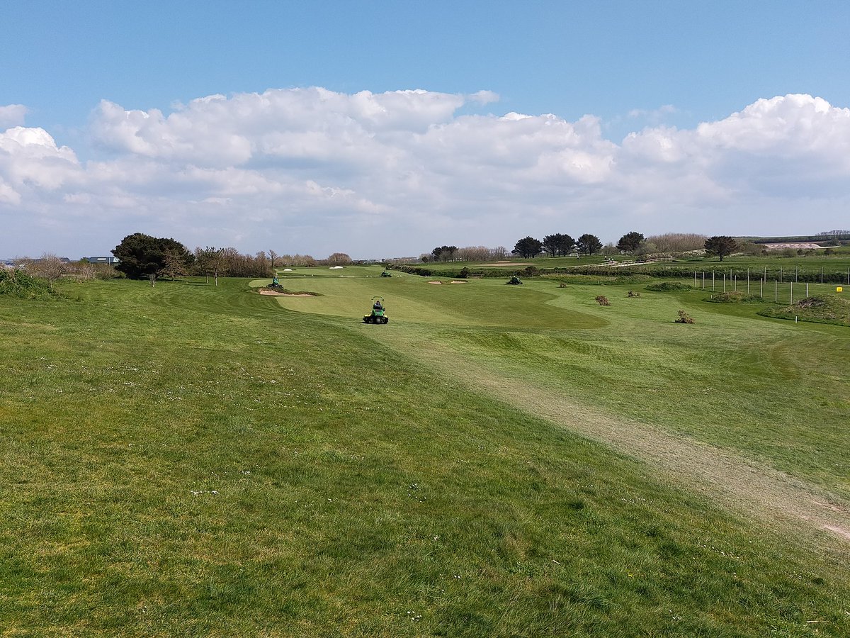 TomCollingsHGK's tweet photo. Afternoon shift @PointatPolzeath @PGASWest Cornish Festival day 1 #greenkeeper #cornwall #TeamPoint 🏌️🏄🤙 https://t.co/VhstFBvN57