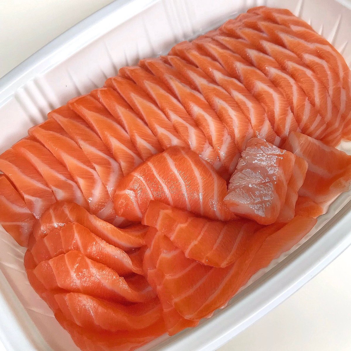 starrofme's tweet photo. แซลม่อน ซาชิมิร้านนี้ดีมากอะ โคตรสด เนื้อหวาน อร่อยมาก ไม่คาวเลย ความสดคือยืนหนึ่งเลยอะ กูซื้อมารู้สึกคุ้มมาก เนื้อหนาได้หลายชิ้น น้ำจิ้มอย่างแซ่บ ละคือส่งฟรีด้วย บอกเลยดีล้าน% https://t.co/Ar1DDUsf2X