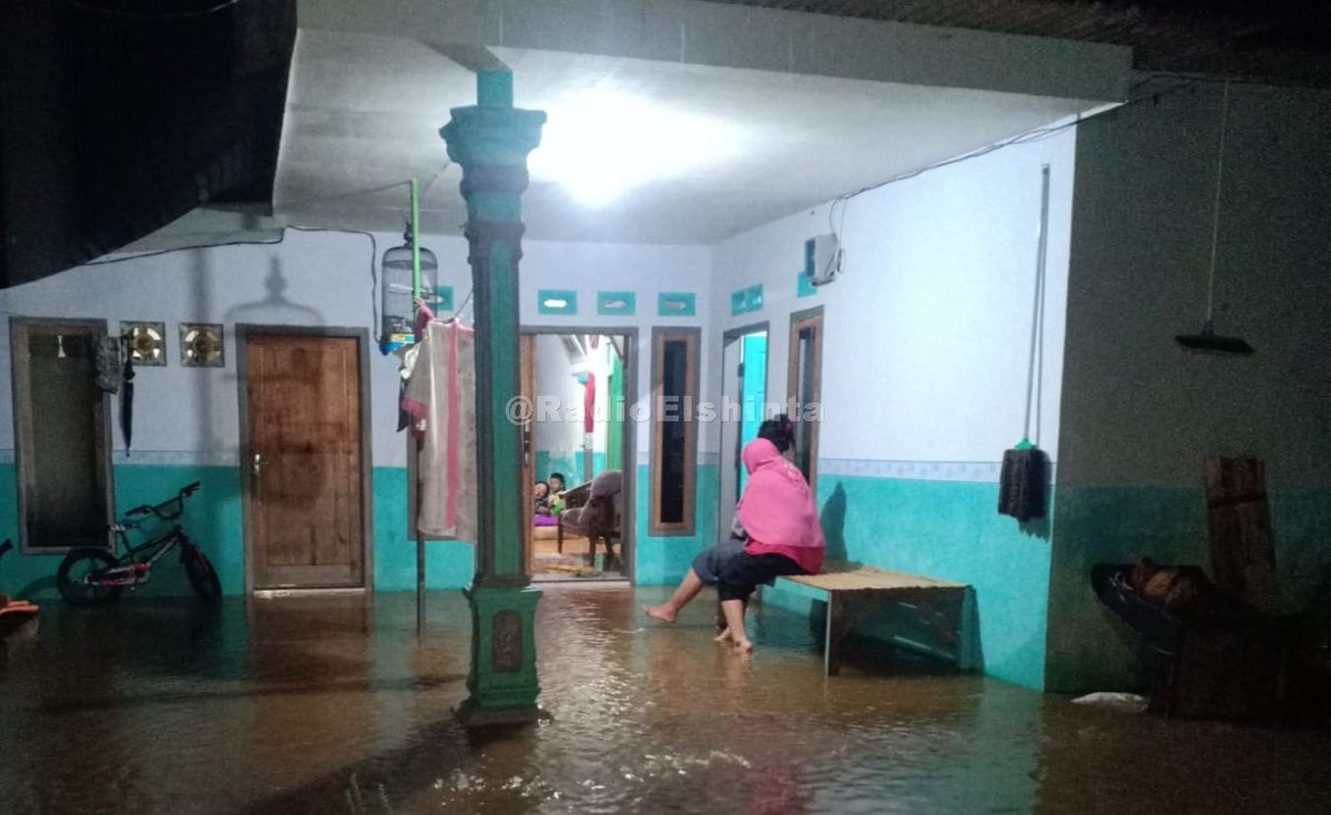 RadioElshinta's tweet photo. Banjir setinggi 30-40cm merendam RT 2/8 Dusun Biting, Desa Kutorenon, Kabupaten Lumajang Jawa Timur akibat tingginya intensitas hujan sejak sore hingga malam ini, Rabu (20/4). ๐ธEfm
#ElshintaNetwork https://t.co/X56isE8oHz
