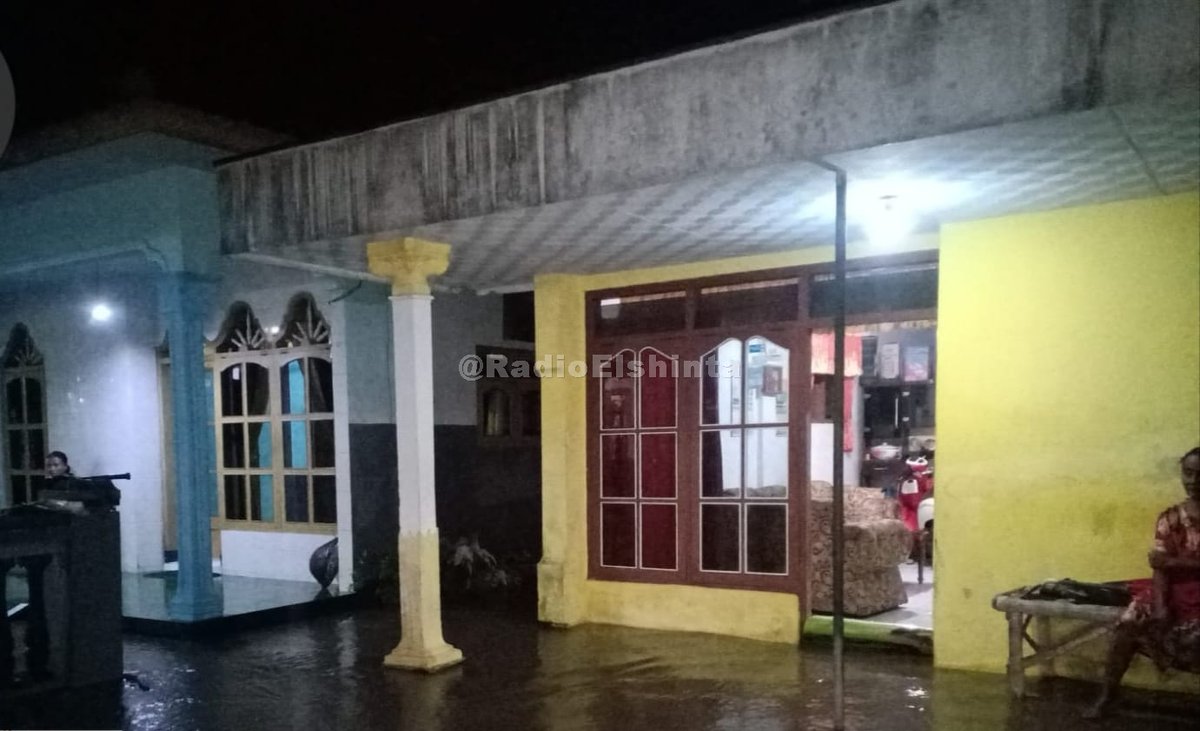 RadioElshinta's tweet photo. Banjir setinggi 30-40cm merendam RT 2/8 Dusun Biting, Desa Kutorenon, Kabupaten Lumajang Jawa Timur akibat tingginya intensitas hujan sejak sore hingga malam ini, Rabu (20/4). ๐ธEfm
#ElshintaNetwork https://t.co/X56isE8oHz