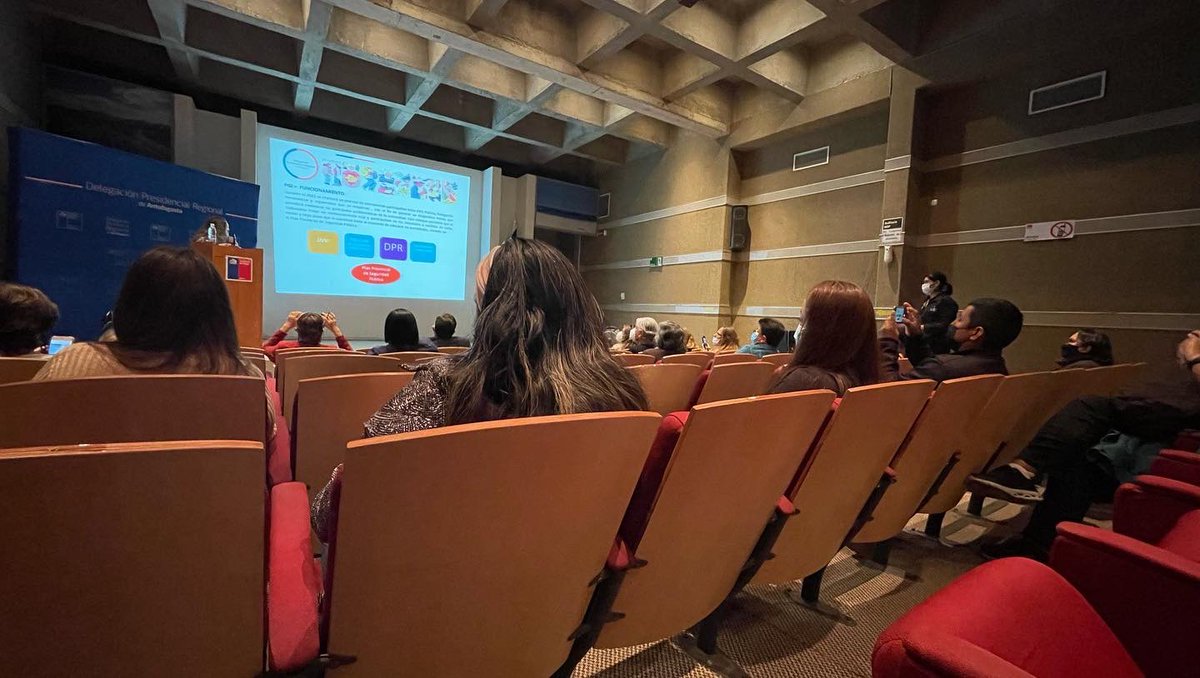 DPRAntofagasta's tweet photo. Hoy nuestra Delegada Karen Behrens se reunió con representantes de las diversas agrupaciones vecinales y sociales para exponer una serie de políticas en materia de seguridad y migración con enfoque de género 🤝🚔😌

#ChileApoya 
#GobiernodeChile https://t.co/U9HaAuU2P5