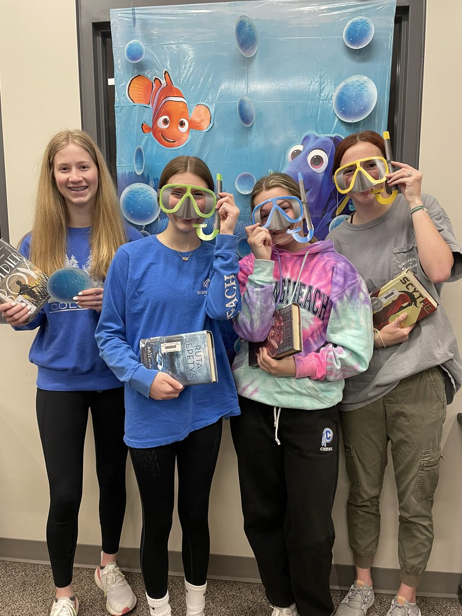 library_CHS's tweet photo. Selfie time at the library! @CHS_Indians https://t.co/STcjnlxsVQ