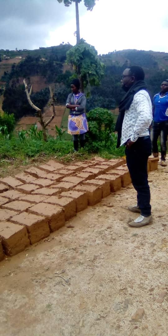 NycRutsiro's tweet photo. Urubyiruko rwo mu Karere ka #Rutsiro,mu Murenge wa #Mukura,hateranye @Intekorusange y'Inama y'igihugu y'urubyiruko naho mu Murenge wa #Rusebeya,habumbwe amatafari yo kubaka ubwiherero bw'utishoboye,hanacukurwa ubwiherero. https://t.co/fVtXGhPQfx