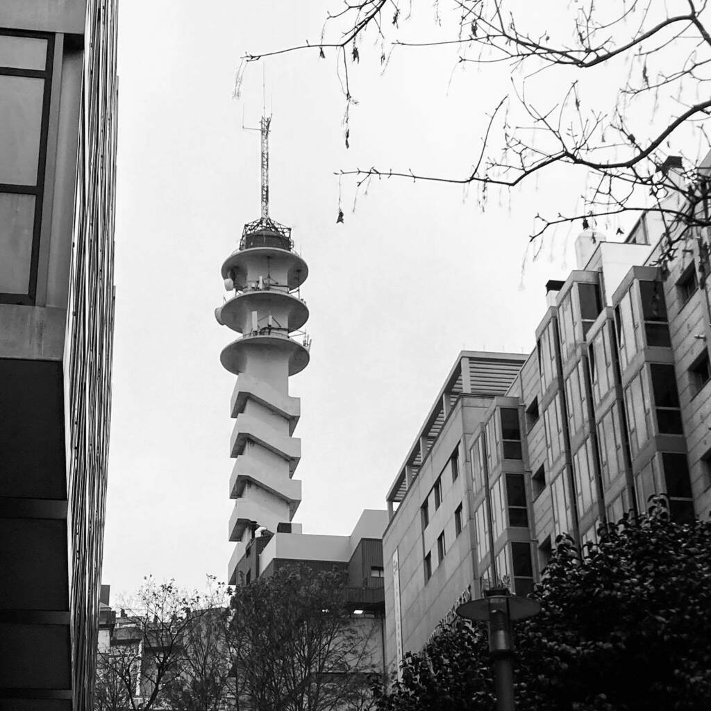 milcorunhas's tweet photo. Torres soberbias pero discretas.

#telefónica #mercede #oscastros  #ACoruña #streetphotography #Coruña #Galicia #Galiza #city #urban  #Instagramphotographers  #picoftheday #corunna #lacorogne #acorunha #castrillón https://t.co/uwQGtZJq8S https://t.co/rG21zE9H29