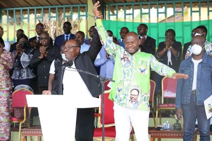 AxelGaylord's tweet photo. Le @PresidentABO présentant le nouveau Secrétaire Général du @pdg2R, @NzeghoDieko, aux populations de l’#Ogooué-#Ivindo. #Gabon https://t.co/4RVd9PIBok