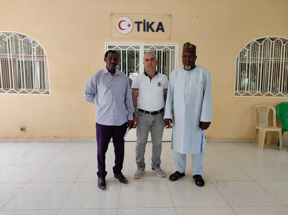 Tika_Niger's tweet photo. #TİKA
#IFTIC
IFTIC (Bilgi ve İletişim Teknikleri Eğitim Enstitüsü) Genel Müdürü Amadou Sahadou Illıassou Niamey TİKA Koordinatörü İrfan PAMUK'a nezakat ziyaretinde bulundu. Görüşmede IFTIC okuluna yönelik projeler Konuşuldu.
#Niamey 20.04.2022 https://t.co/2z98pu4NRe