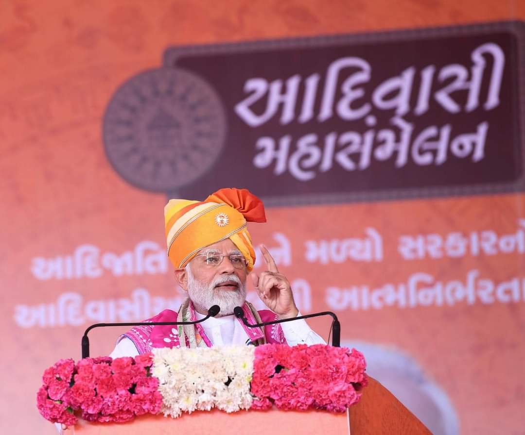 ikuldip_solanki's tweet image. દાહોદ ખાતે 'આદિવાસી મહાસંમેલન' માં માનનીય વડાપ્રધાનશ્રી નરેન્દ્રભાઈ મોદીસાહેબે  અંદાજે ₹૨૨૦૦૦ કરોડની વિવિધ વિકાસલક્ષી યોજનાઓનું ઉદ્ઘાટન અને શિલાન્યાસ કર્યું.!
@narendramodi