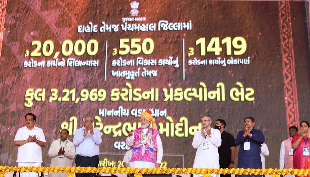 ikuldip_solanki's tweet image. દાહોદ ખાતે 'આદિવાસી મહાસંમેલન' માં માનનીય વડાપ્રધાનશ્રી નરેન્દ્રભાઈ મોદીસાહેબે  અંદાજે ₹૨૨૦૦૦ કરોડની વિવિધ વિકાસલક્ષી યોજનાઓનું ઉદ્ઘાટન અને શિલાન્યાસ કર્યું.!
@narendramodi